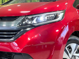 【LEDヘッドライト】悪天候や夜間走行時も良好な視界を確保し安心して運転できる高輝度LEDヘッドライトを装備!点灯速度が早く、消費電力も抑えられています。