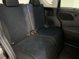 【足元広々】後席も足元広々でお子様も乗りやすいです。フロアマットもきれいです。