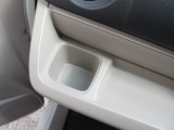 カップホルダーは手の届きやすい位置にあります。