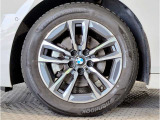 BMWの純正アロイホイールは軽量かつ強度にも優れているホイールで走行性能を引き上げる設計になっております。足元にもBMWは妥協がなくこだわっている個所になります。