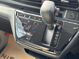 タッチパネル式のオートエアコンで車内はいつでも快適空間です♪ついでにお掃除も楽々です♪