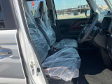広く快適な運転席です。長距離運転も楽々ですよ!