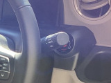 オートヘッドライト標準装備です。車外の明るさに応じて自動的にヘッドライトの点灯・消灯をしてくれます。トンネルの出入り口などで活躍してくれます。