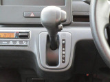 インパネシフトで足元広々です