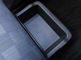 小物から大きな荷物までしっかり入れられる♪欲しい物が欲しい時にさっと取り出せる豊富な収納スペース♪助手席シートアンダーボックスは、便利な前後スライド式です!