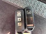 便利なスマートキー付き。キーを取り出さずにドアの施錠・解錠やエンジン始動が可能です。