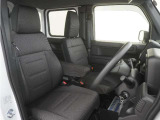運転席のスペースはゆったりしていていながらも、腰のホールドを増やし長時間乗っても疲れにくいシートとなっております。また座面も頻繁な乗り降りでも破れにくい縫製となっております。