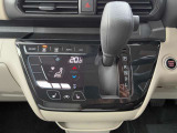 オートエアコンでパネルタッチするだけで操作が可能です(^^)☆AUTOにすれば簡単に車内の空調を快適に調整してくれます♪嬉しいシートヒーター付き(^^)