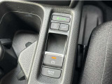 電子制御パーキングブレーキ。スイッチを引くだけで作動し、アクセルを踏めば自動的に解除します。