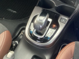 どのポジションにもワンアクションで操作できるフロアシフトに、パーキングブレーキは、使いやすいハンドタイプのサイドブレーキです。