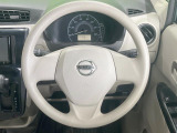 インテリアに合わせたデザインのステアリングは、運転される方のことも考え、運転しやすい形状、大きさです。是非一度、実際に触ってお確かめください。