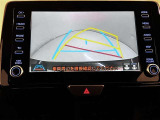 ハンドル操作に連動してガイドラインが変化するバックモニターを搭載しています。クルマは構造上多くの死角が有る為、とても便利な機能です。補助の為の装備なので、目視での確認も大切です。