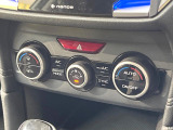 【オートエアコン】一度お好みの温度に設定すれば、車内の温度を検知し風量や温度を自動で調整。暑い&hellip;寒い&hellip;と何度もスイッチ操作をする必要はありません。快適な車内空間には必須の機能ですね♪