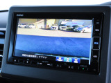 バックをするとき自動でリアの様子が映る『リアカメラ』付き! ナビ画面で確認しながらバックができますから安心ですね。でも、目視も大切ですよ!安全第一でお願いします!