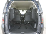 3列目シートを跳ね上げれば広々ラゲッジスペースになります!!