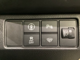 ハンドルの右側にはヘッドライトレベライザーとHondaセンシング用のメインスイッチがついています。ヘッドライトレベライザーは道路状況や積荷の加重に応じてライトの高さを調節できます。