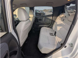 後席もきれいにクリーニングされています。足元のスペースもこれだけ広ければ一緒に乗っている人もゆったりお乗りいただけそうです。