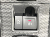 【電動パーキングブレーキ】パーキングブレーキは便利な電動式!ボタン一つで操作でき、アクセルを踏めば自動で解除されます♪レバーやペダルが無いので運転席廻りもすっきりしますね♪