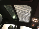 パノラミックルーフで明るい車内と開放感あるドライブをお楽しみいただけます。