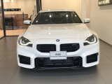 【BMWの伝統-1】BMWの特徴的な&ldquo;キドニーグリル&rdquo;は、80年以上続く伝統の形でございます。変わらないこだわりのデザインが、プレミアムブランド&ldquo;BMW&rdquo;を創り出します。