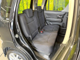 後部座席も気になるようなキズ・汚れやへたり等、大きなダメージはなく、良好な状態です。