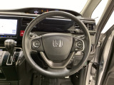ハンドルにHondaセンシング系のクルーズコントロールやレーンキープアシストなどのスイッチと、オーディオの操作スイッチが装備されています。ハンドルから手を離さず安全に操作できます。