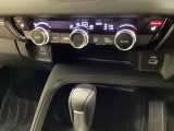 オートエアコンがついてますので、簡単操作で快適に過ごせます。リア熱線のスイッチの中にサイドミラーヒーターも入っています。パネル内のシートヒータースイッチは前席の左右別々に3段階で温度設定ができます。