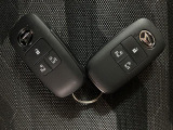 スマートキーを装備しています☆カギをカバンやポケットに入れて頂いた状態でドアロックの開閉やエンジンスタートをして頂けますよ!とても便利な装備です!