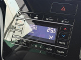 【左右分離型フルオートエアコン】運転席と助手席でそれぞれお好みの温度設定が可能で全席にも適切な空調をお届け致します。