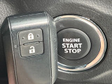 【キーレススタートシステム】カバンやポケットに入れたままでもドアの施錠・解錠が可能なスマートキーを装備。エンジンのオン・オフ時もカギを取り出す必要が無いからとっても便利です♪