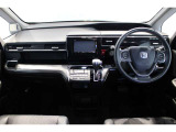 操作性に優れた運転席となります!小物入れや各ボタンの配置にこだわり、使いやすいです!座り心地もよく視認性も良好なのでロングドライブもお任せ下さい!