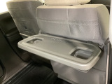 運転席・助手席の背もたれには、2列目シート用にカップホルダー付きの「格納式のシートバックテーブル」を装備しています。休憩時のちょっとした時間などカップを置いたり、小物置きに使えて便利です。