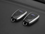 ◆スマートキー◆カギをバッグやポケットに入れたままでもドアロックの開閉ができる『スマートキー』付き!雨天や暗くなってもカギを取り出す必要がなくドアの開錠&エンジンも始動できます