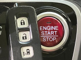 【Hondaスマートキー】カバンやポケットに入れたままでもドアの施錠・解錠が可能なスマートキーを装備。エンジンのオン・オフ時もカギを取り出す必要が無いからとっても便利です♪