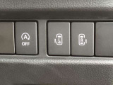 両側電動スライドドアのスイッチがあります。運転席に座ったままスライドドアの操作ができます。