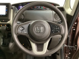 ハンドルにHondaセンシング系のクルーズコントロールやレーンキープアシストなどのスイッチと、オーディオの操作スイッチが装備されています。ハンドルから手を離さず安全に操作できます。
