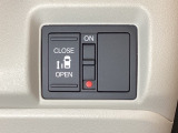 左側電動スライドドアは運転席からでも操作ができるように、ハンドル付近に開閉の操作スイッチが付いています。