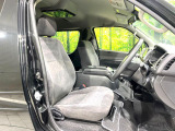 運転席まわりには十分なスペースがあり、大柄な方でもゆったり運転していただける環境です。
