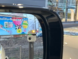 ブラインドスポットモニターは、左右斜め後ろを平行して走る車を認識し、車線変更の際に危険を察知するとドライバーへ警告を促します。夜・雨・トンネル内など走行時の環境が悪い時ほど便りになる機能です!