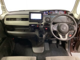 車内は光触媒抗菌消臭施工済です。インパネ周りはスタイリッシュなデザインです。グローブボックスやカップホルダーのほかにトレーなどたくさんの収納スペースが付いています。