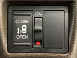 【パワースライドドア】助手席側がパワースライドドアになっており、運転席のスイッチやスマートキーでも開閉が可能です!開口部も広いので乗り降りも楽々♪