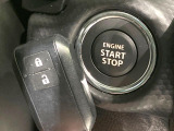 【キーレススタートシステム】カバンやポケットに入れたままでもドアの施錠・解錠が可能なスマートキーを装備。エンジンのオン・オフ時もカギを取り出す必要が無いからとっても便利です♪