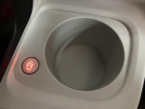 【ホッとカップホルダー】ホットドリンクをちょうど良い温度でキープしてくれる保温機能付きのホッとカップホルダーは軽初の装備!運転席と助手席についています。寒ーい冬でも暖かドライブ!