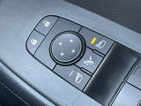 電動格納式ドアミラー調節スイッチです。自動格納機能付きで、ドアロックすると閉じてエンジンがかかると開きます。ドアロックの状態もひと目でわかるスグレモノです。