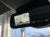 モニターをビルトインした ディスプレイ付きルームミラー映像は、スイッチ操作により、「トップビュー」「フロントビュー」「サイドブラインドビュー」を切り替えが可能です。