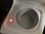 【ホッとカップホルダー】ホットドリンクをちょうど良い温度でキープしてくれる保温機能付きのホッとカップホルダーは軽初の装備!運転席と助手席についています。寒ーい冬でも暖かドライブ!
