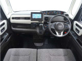 視界広々で非常に運転しやすくロングドライブでも疲れを感じさせないすっきりとまとまったインパネ周りです。