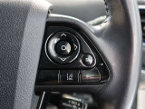 ステアリングスイッチ付き。前方から目を離すことなく操作することが可能です。