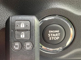 【キーレススタートシステム】カバンやポケットに入れたままでもドアの施錠・解錠が可能なスマートキーを装備。エンジンのオン・オフ時もカギを取り出す必要が無いからとっても便利です♪