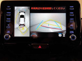 車両を真上から見た様な視点のパノラミックビューモニターを搭載しています。後方の死角だけでなく左右や前方の障害物の発見も容易になります。車載カメラの視点切替スイッチで様々な視野表示切替も可能です。